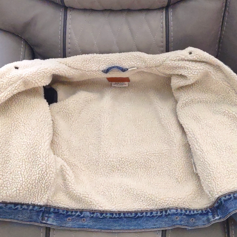 Levi's Women's Medium Wash Sherpa Trucker Jacket - Picture 6 of 9